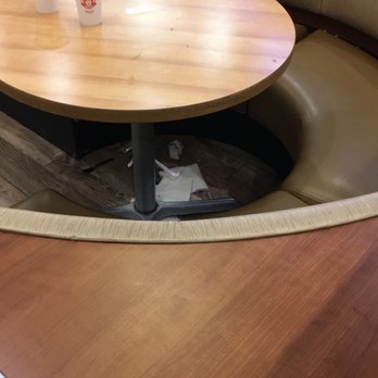 Wendy's - Dirty tables,trash on the floor - Fast Food Near Me - Mason, Ohio