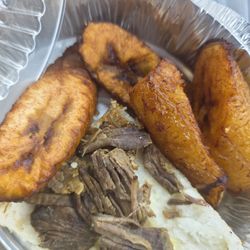 Fuego Latino Restaurant & Bakery - La area mal presentada con carne de las sobras del sancocho