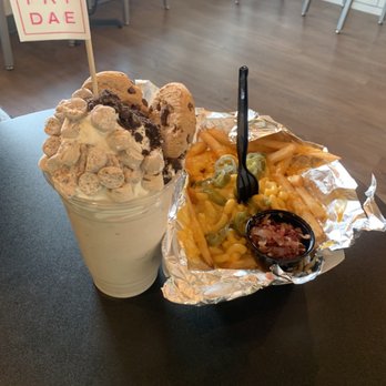 Frydae - Cookie Jar Sundae and jalapeño bacon mac fries - Ice Cream & Frozen Yogurt Near Me - Marion, Iowa