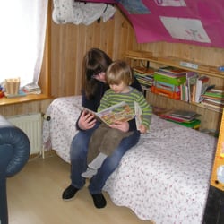 Kindergarten garnstückfinken - Praktikantin Michelle liest vor