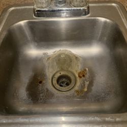 Red Roof Inn Blythe - Filthy sink in kitchen area
