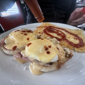 Boogaloos - Eggs Benedict with hash browns - American Near Me - San Francisco, California