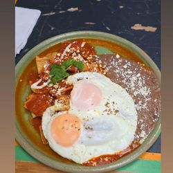 La Buena Vida - Chilaquiles sencillos salsa roja