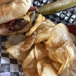 Bacon cheeseburger with chips