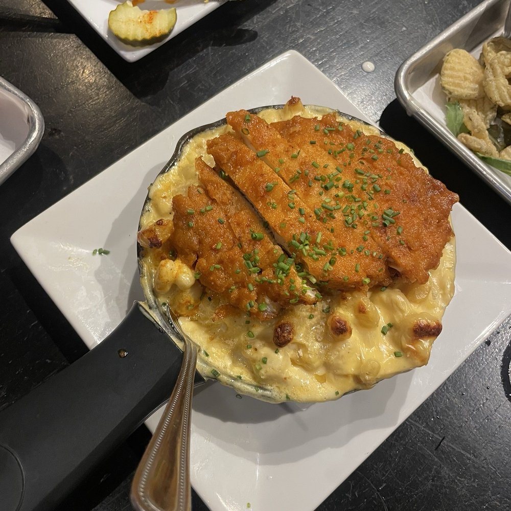 Mac n' Cheese Topped with Hot Chicken Mac n' Cheese Topped with Hot Chicken