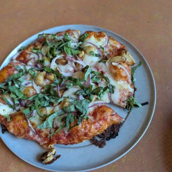 Toppers Pizza Place - Quick lunch pizza as it arrived at the table. - Pizza Near Me - Camarillo, California Toppers Pizza Place - Quick lunch pizza as it arrived at the table. - Pizza Near Me - Camarillo, California