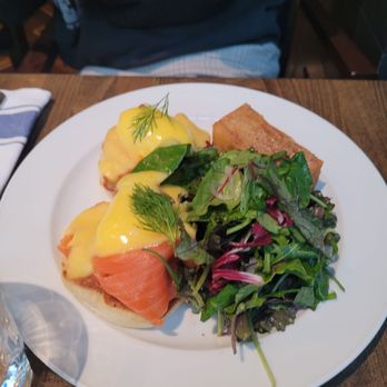 Tableau Bar Bistro - Salmon eggs benedict - Bars Near Me - Vancouver, British Columbia