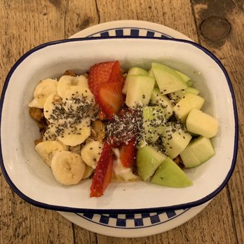 Plenti - Yogurt, granola, fruits, and honey cereal - Coffee & Tea Near Me - Madrid, M Plenti - Yogurt, granola, fruits, and honey cereal - Coffee & Tea Near Me - Madrid, M