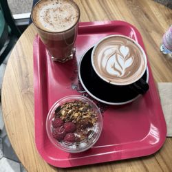 Boréal Coffee Shop - Chai latte (top left), hot chocolate (center right), açaí bowl (bottom left)