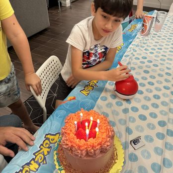 Smallcakes Orlando - Strawberry cake - Desserts Near Me - Orlando, Florida Smallcakes Orlando - Strawberry cake - Desserts Near Me - Orlando, Florida
