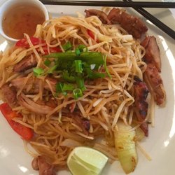 Lion Cite - Pad Thai with chicken