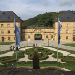 Bildungszentrum Kloster Banz - Blick auf die schick gestutzten Büsche