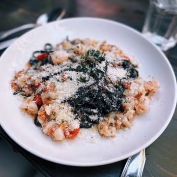 Ca Del Sole - Linguine Nere con Salame Calabrese E Gamberi - Italian Near Me - Toluca Lake, California