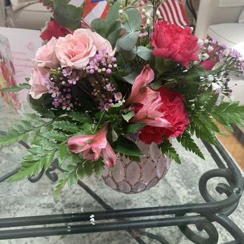 Aztec Florist - Arrangement that I paid for. Terribly disappointing!!!  florist felt it was an exact match and became argumentative! I also asked for Pink! - Florists Near Me - Ewing, New Jersey