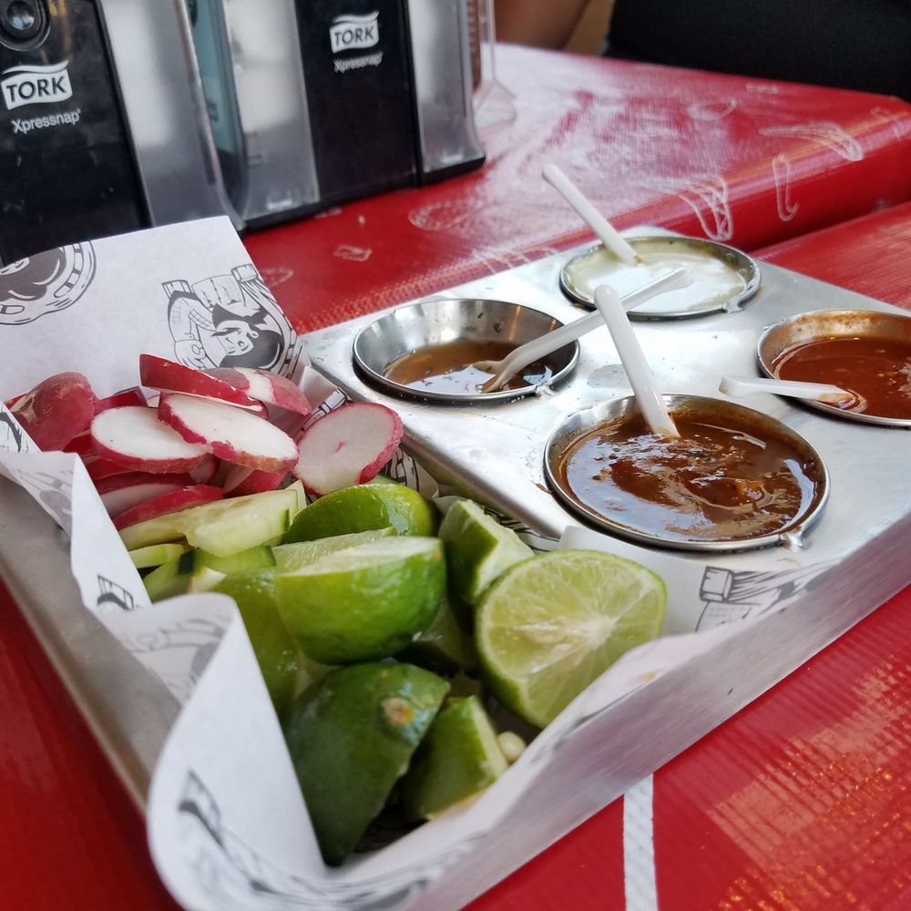 Taco nazo - Rábanos y limones con las salsas - Tacos Near Me - Tijuana, BCN Taco nazo - Rábanos y limones con las salsas - Tacos Near Me - Tijuana, BCN