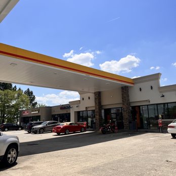 Shell - a gas station with cars parked in front of it - Gas Stations Near Me - Decatur, Georgia