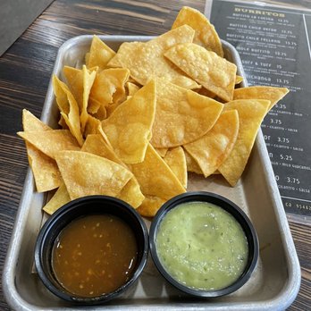 La Cocina - Chips and great salsa. The verde is awesome. Creamy, a little kick and fresh chips - Mexican Near Me - Ukiah, California