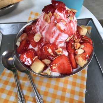 La Forêt - Strawberry Bingsoo - Coffee & Tea Near Me - Burnaby, British Columbia La Forêt - Strawberry Bingsoo - Coffee & Tea Near Me - Burnaby, British Columbia