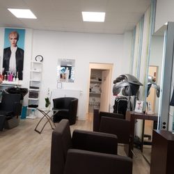 Cut 4 you - Teilansicht des geschmackvollen Salons.
