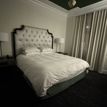 Le Pavillon Hotel - Standard room - Hotels Near Me - New Orleans, Louisiana Le Pavillon Hotel - Standard room - Hotels Near Me - New Orleans, Louisiana