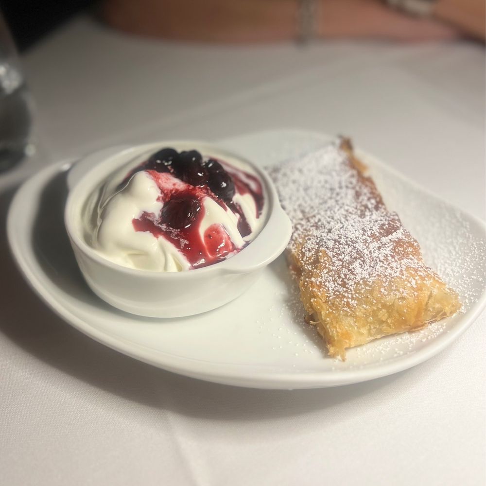 Julio César - Gelato with apple pie like dessert - Italian Near Me - Mayagüez, Puerto Rico