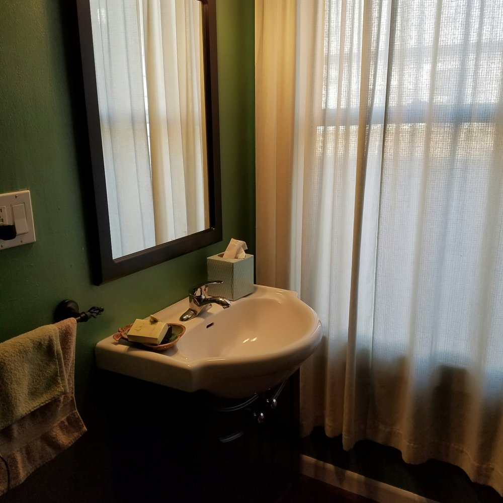 The Bartlett - Private sink and a ceiling fan. AC throughout the Inn for hot and cold nights. - Vacation Rentals Near Me - Walnut Grove, California The Bartlett - Private sink and a ceiling fan. AC throughout the Inn for hot and cold nights. - Vacation Rentals Near Me - Walnut Grove, California