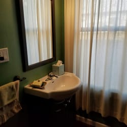 The Bartlett - Private sink and a ceiling fan.  AC throughout the Inn for hot and cold nights.