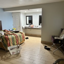 Sun Coast Inn - Large clean room. Pet friendly