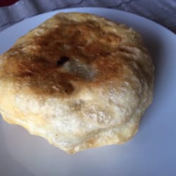 Universam - Kein Hingucker, aber lecker: Teigtasche mit Hackfleisch von der warmen Theke.