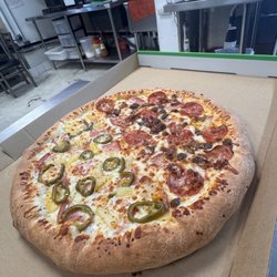 Piara Pizza - Loaded pizza lovers 
Pepperoni, sausage, jalapeños and plenty of cheese.
Would you go for this one?