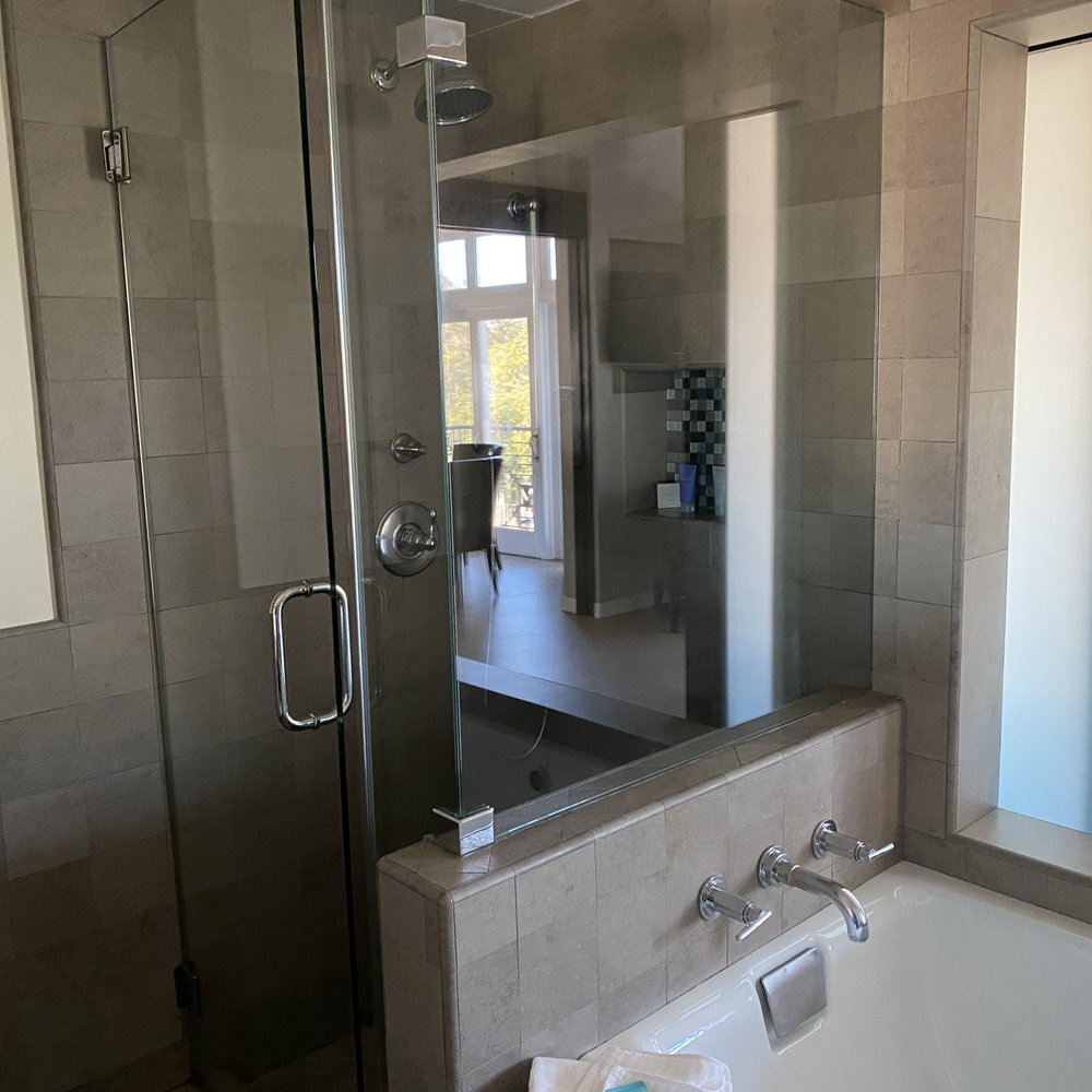Hotel Metropole - Bathroom - VIP ocean front suite - Hotels Near Me - Avalon, California Hotel Metropole - Bathroom - VIP ocean front suite - Hotels Near Me - Avalon, California