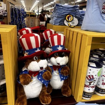 Buc-ee’s - Cute souvenir - Convenience Stores Near Me - Luling, Texas