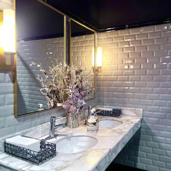 Oceanos - Restroom ( clean ) - Seafood Near Me - Fair Lawn, New Jersey