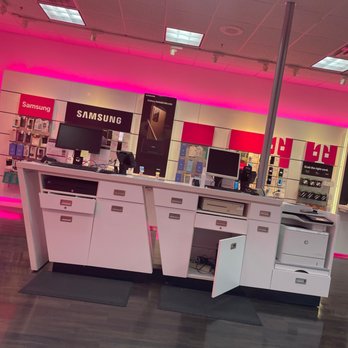 T-Mobile - Inside the store - Mobile Phones Near Me - Charlotte, North Carolina