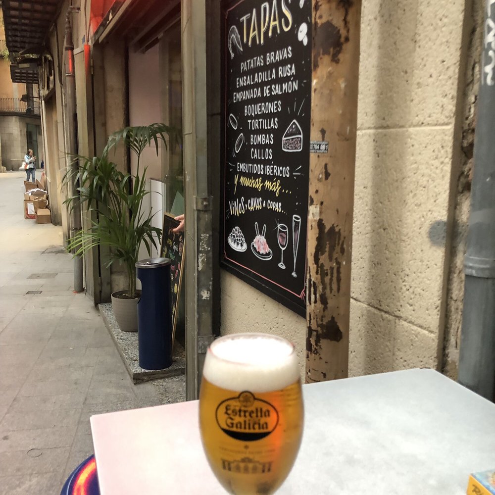 La Wash - Beer at A Familia down the street from the Laundromat - Laundromat Near Me - Barcelona, B