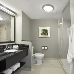 Fairfield Inn & Suites by Marriott St. John's Newfoundland - King Bathroom