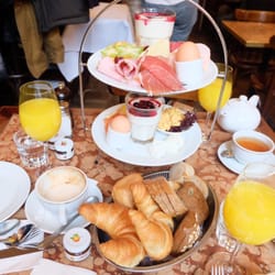 Café Einstein Stammhaus - Ein Perfektes Etager!Es ist alles dabei was das Herz begehrt.Von Eiern, Wurst, Käse, Lachs, Joghurts bis Croissants, Brötche..