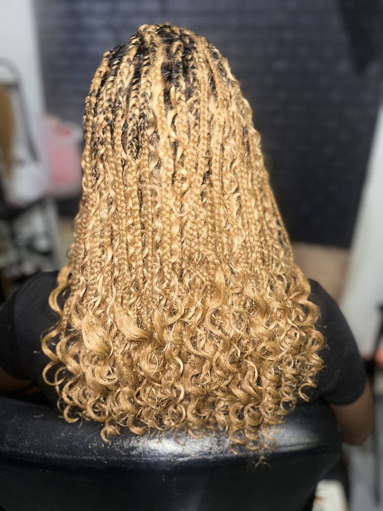 Hair by Manou & Cosmetics Logo