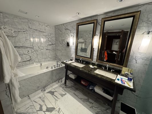 Shangri-La Toronto by null