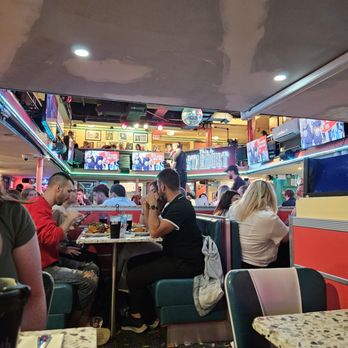 Ellen's Stardust Diner - Diners Near Me - New York, New York