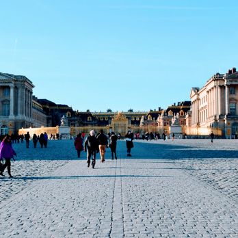 Château de Versailleo - Walking up to entrance - Landmarks & Historical Buildings Near Me - Versailles, 78