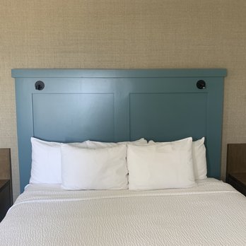 Castle Inn - Bedroom - Hotels Near Me - Cambria, California