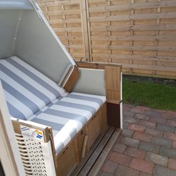 Achter Dünem - Strandkorb auf der zum Zimmer gehörenden Terrasse