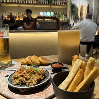 Mescla - Spicy pulled pork and yuca fries - Bars Near Me - Porto, 13