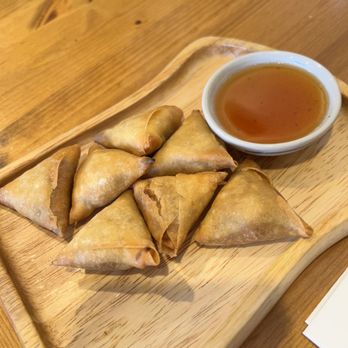 Pad Thai Noodle - 7 Piece Samosa - Thai Near Me - Albany, New York Pad Thai Noodle - 7 Piece Samosa - Thai Near Me - Albany, New York
