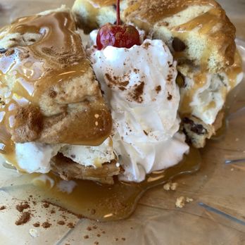 Sea Shanty - Ice cream sandwich Pistachio gelato - New American Near Me - Cayucos, California