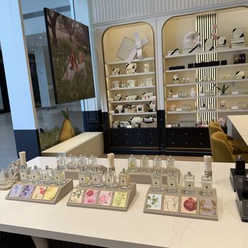 Jo Malone London - Displays - Cosmetics & Beauty Supply Near Me - Richmond, British Columbia Jo Malone London - Displays - Cosmetics & Beauty Supply Near Me - Richmond, British Columbia