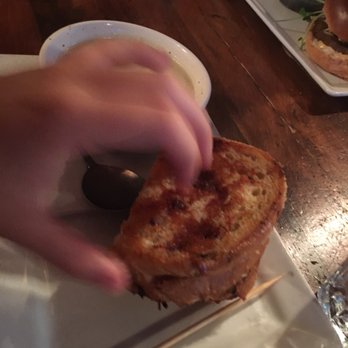 Le Bureau de Poste - Grilled cheese plain was perfect - Bars Near Me - Quebec City, Quebec