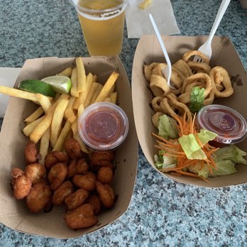 Lighthouse Cafe - Fried calamari and shrimp basket - Cafes Near Me - Key Biscayne, Florida