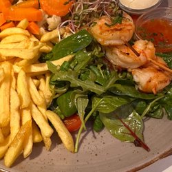 Restaurant Omega - Gambas-Souvlaki - Gegrillte Gamba-Spieße mit Aioli und Sweet Chili, dazu Gemüse & Pommes